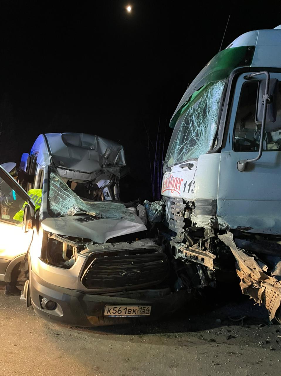Фото Семь человек пострадали в массовом ДТП с микроавтобусом в Новосибирске 2